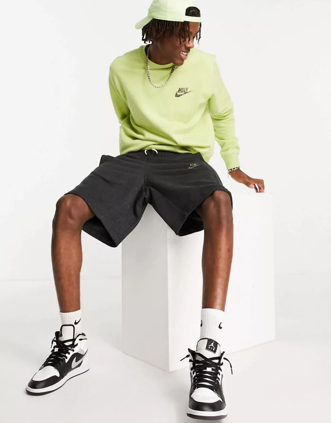 Nike – Revival – Shorts in verwaschenem Schwarz meliert günstig online kaufen