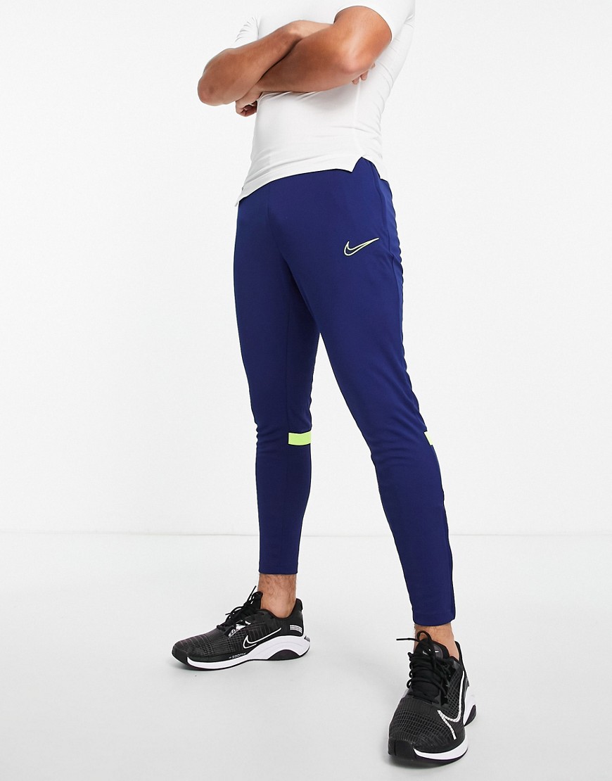 Nike Football – Academy – Jogginghose in Marineblau und Volt günstig online kaufen