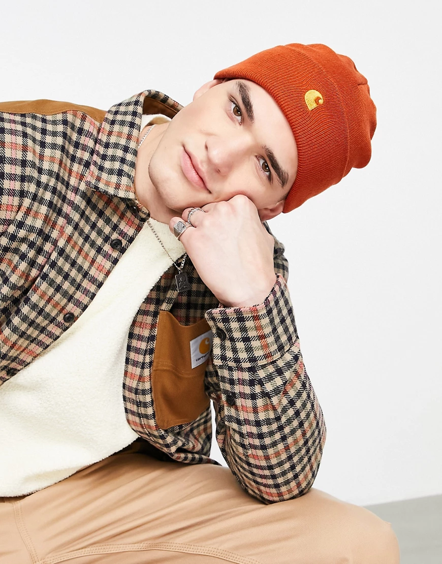 Carhartt WIP – Chase – Strickmütze in Rot günstig online kaufen