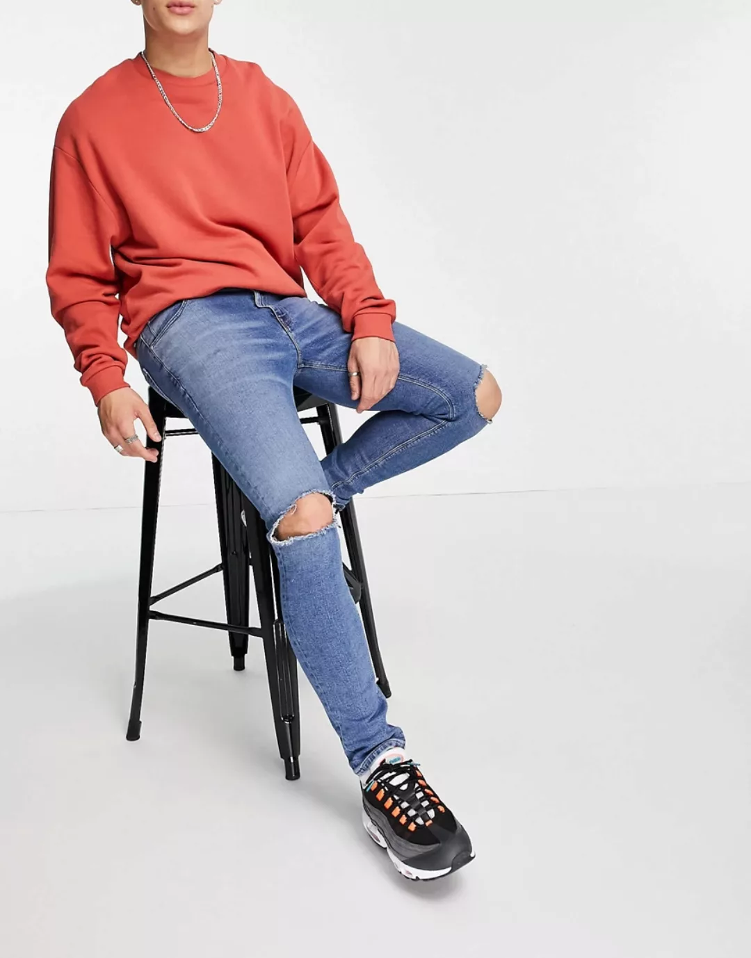 ASOS DESIGN – Eng geschnittene Jeans in mittelblauer „Less Thirsty“-Waschun günstig online kaufen