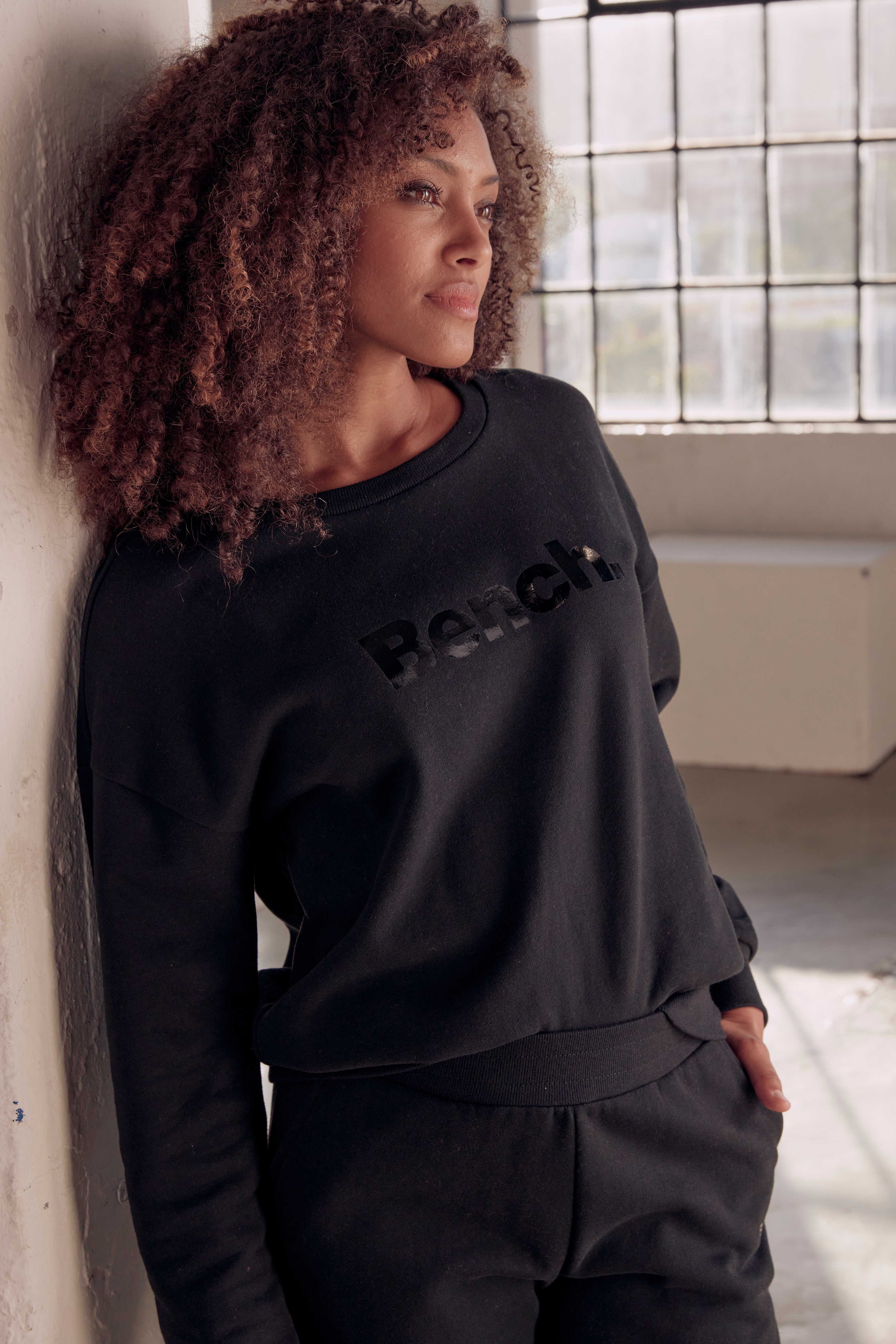 Bench. Loungewear Sweatshirt, mit glänzendem Logodruck, Loungewear günstig online kaufen