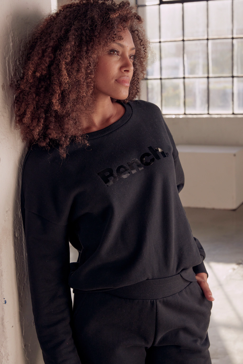 Bench. Loungewear Sweatshirt, mit glänzendem Logodruck, Loungewear günstig online kaufen