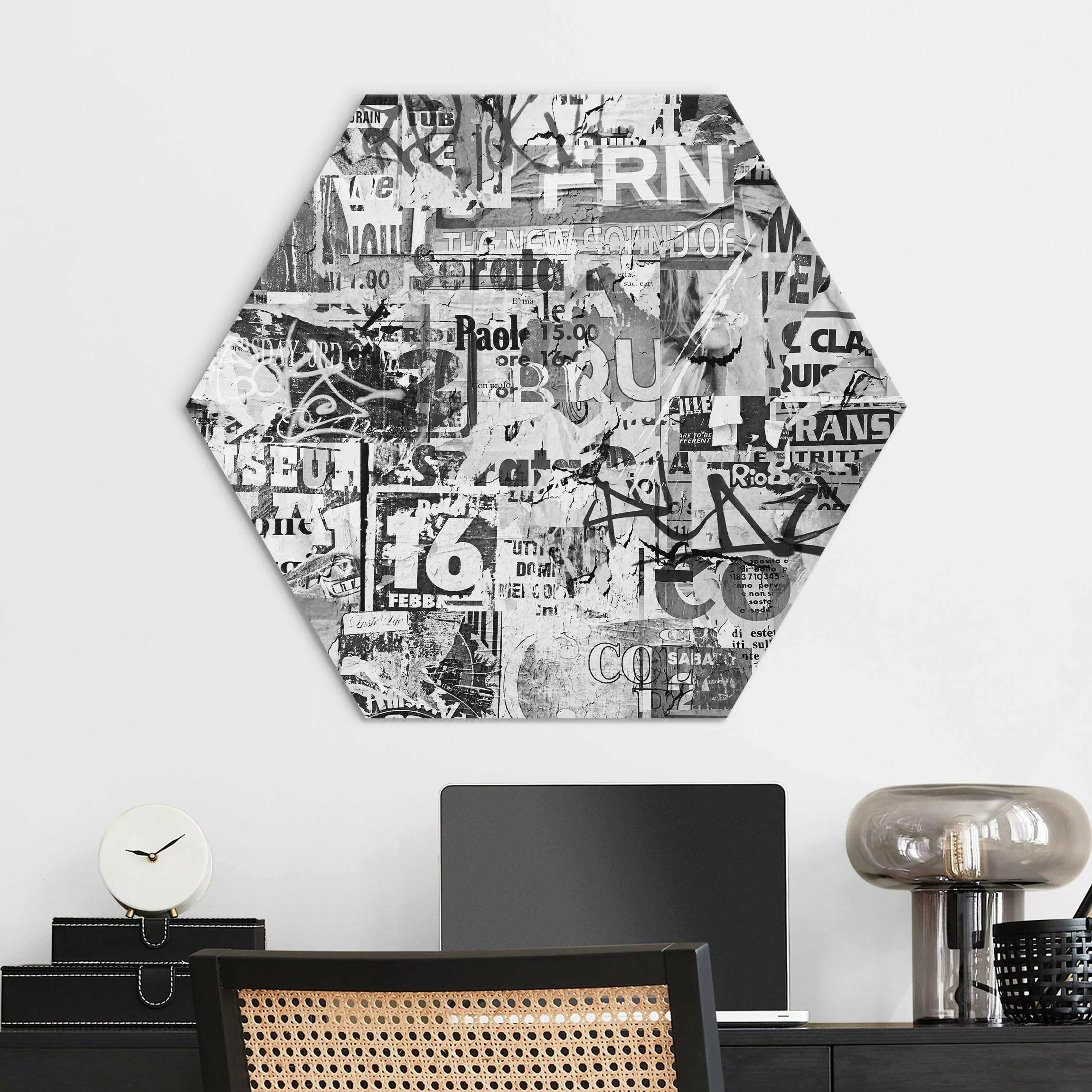 Hexagon-Alu-Dibond Bild Alte Plakatwand Schwarz-Weiß günstig online kaufen