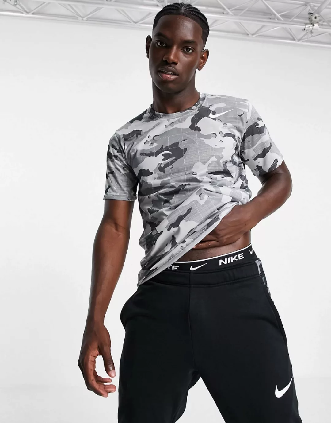 Nike Training – T-Shirt mit durchgängigem Military-Muster in Grau günstig online kaufen