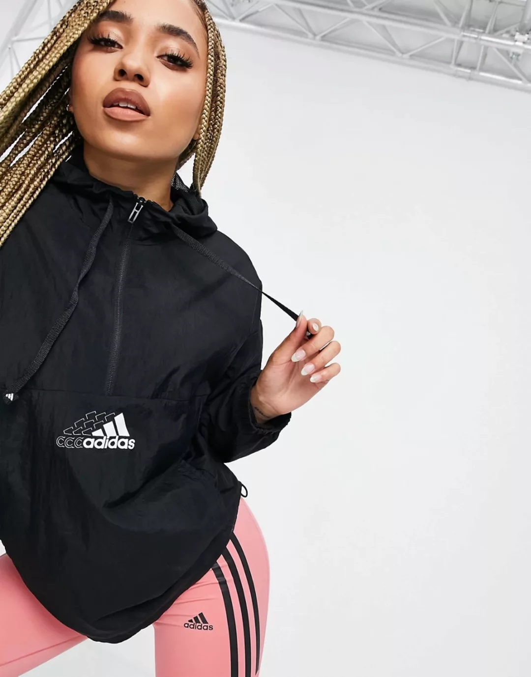 adidas Training – Jacke in Schwarz mit Kapuze und Logo-Design auf der Brust günstig online kaufen