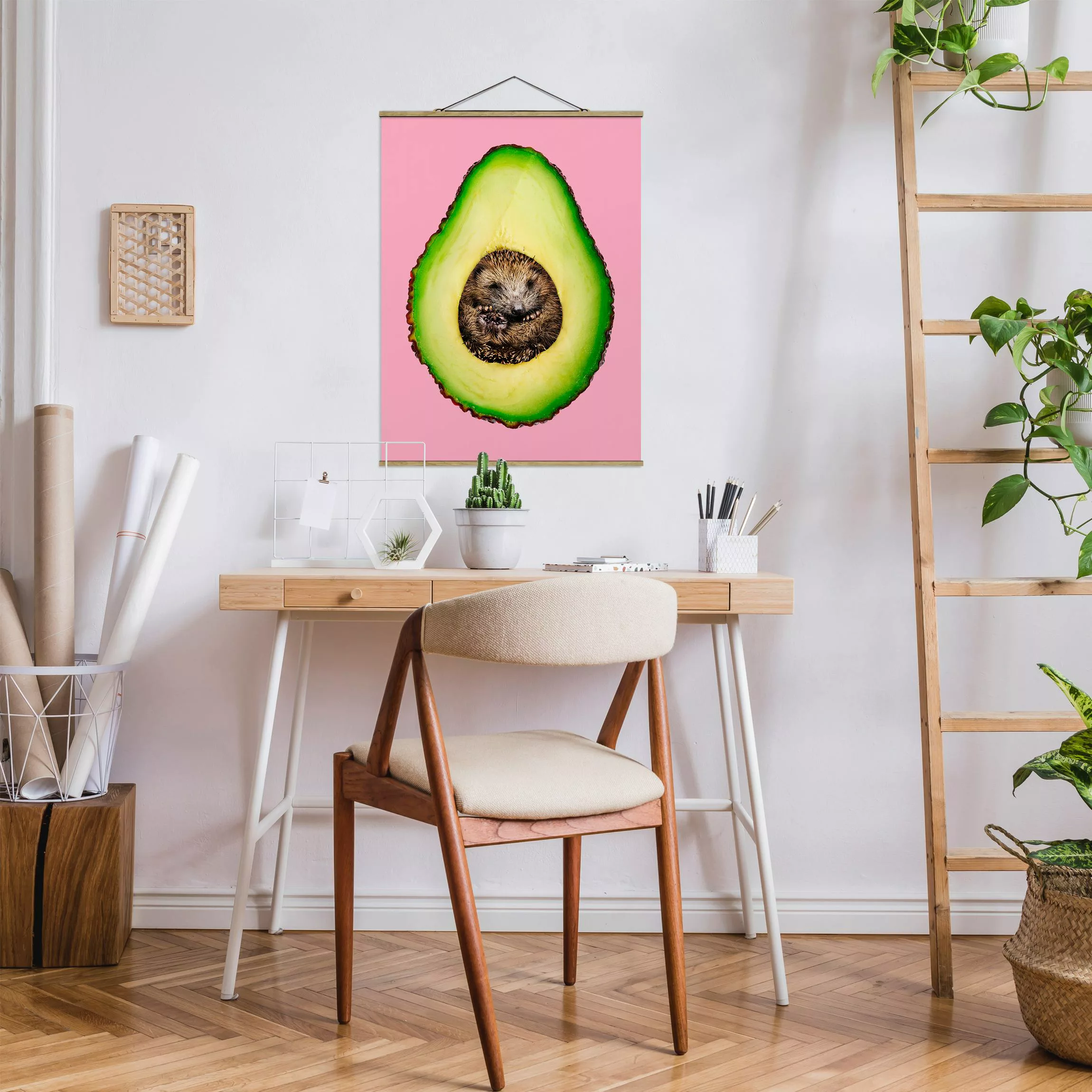 Stoffbild Tiere mit Posterleisten - Hochformat Avocado mit Igel günstig online kaufen