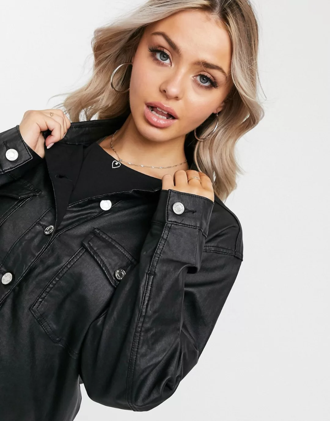 Missguided – Beschichtetes Oversize-Hemd in Schwarz günstig online kaufen