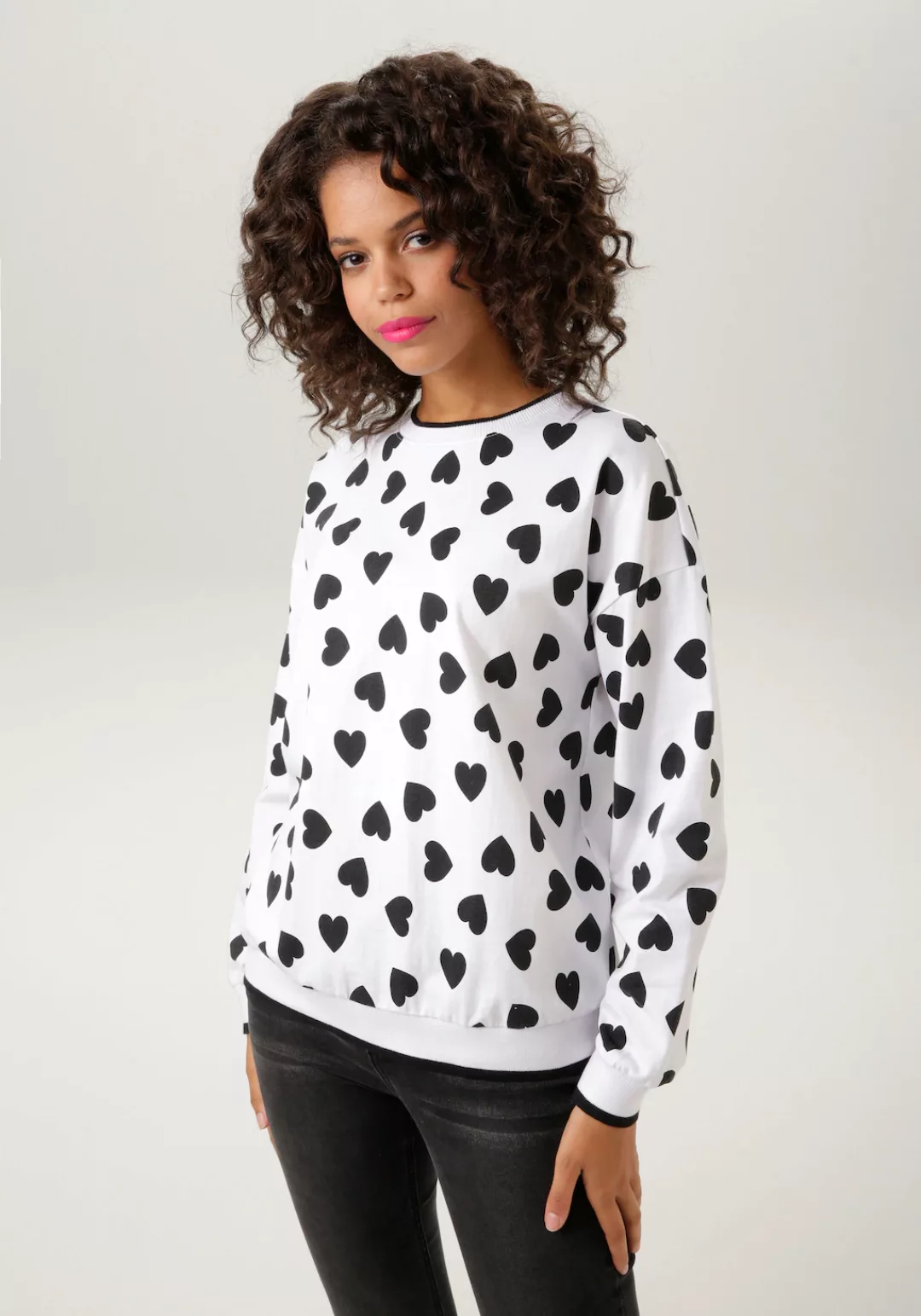 Aniston CASUAL Sweatshirt, mit Herzchen bedruckt günstig online kaufen