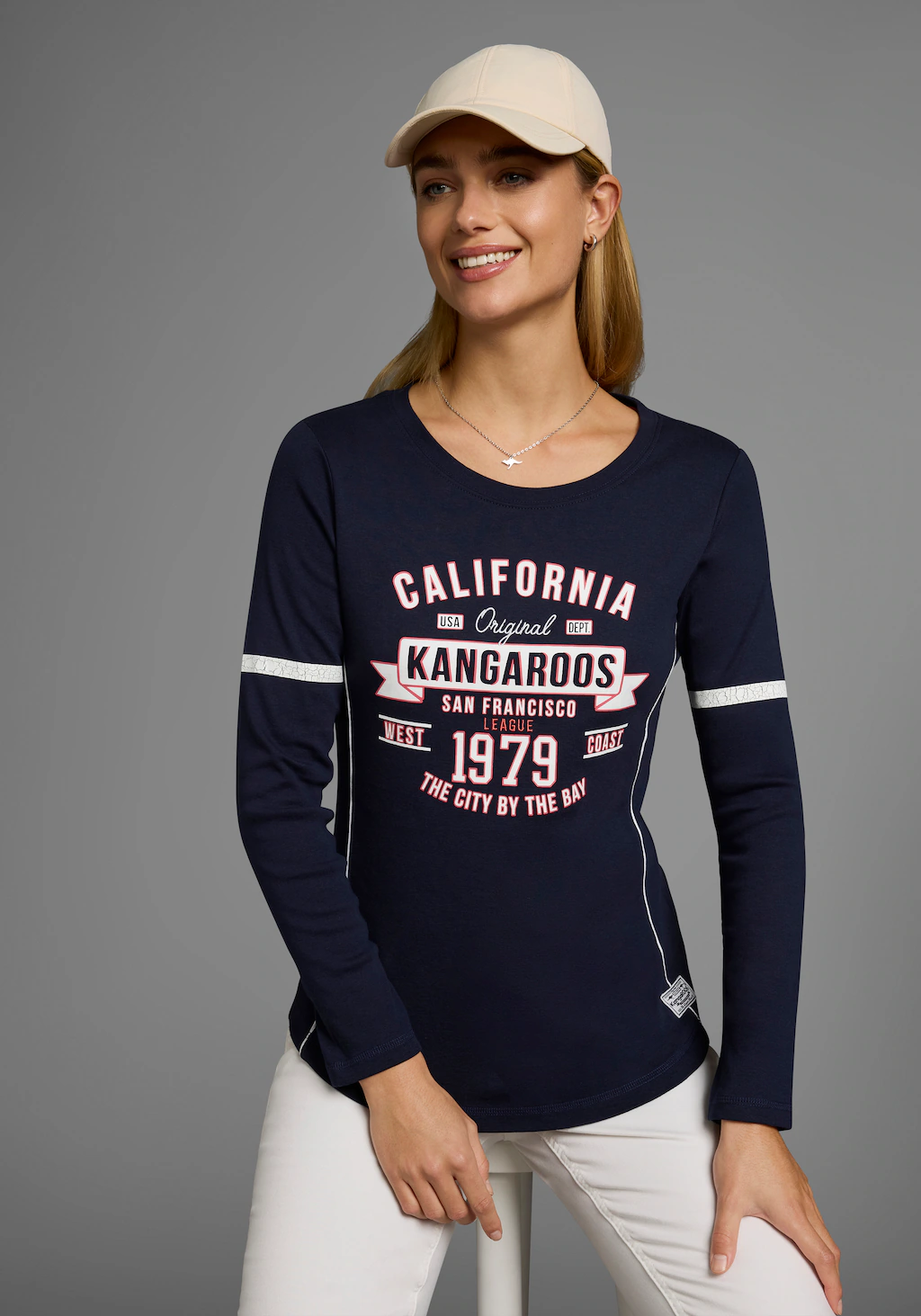 KangaROOS Langarmshirt, Langarm, sehr figurbetont, bedruckt und mit Sticker günstig online kaufen