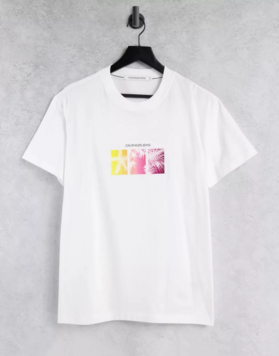 Calvin Klein Jeans – T-Shirt in Weiß mit Logo und buntem Palmenprint günstig online kaufen