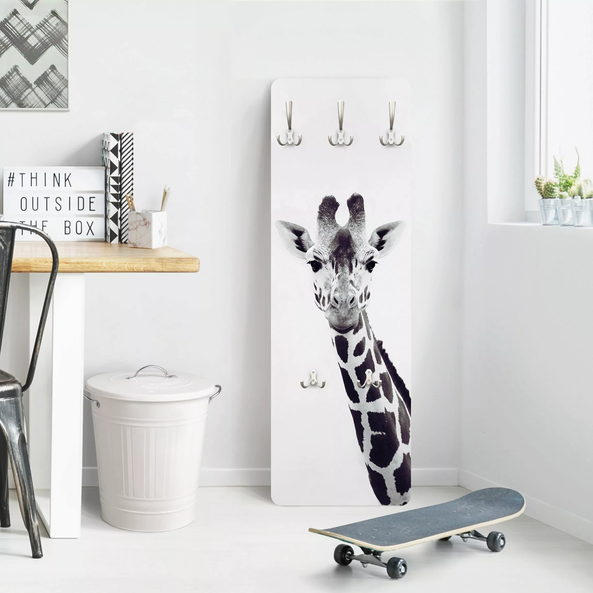 Wandgarderobe Holzpaneel Giraffen Portrait in Schwarz-weiß günstig online kaufen