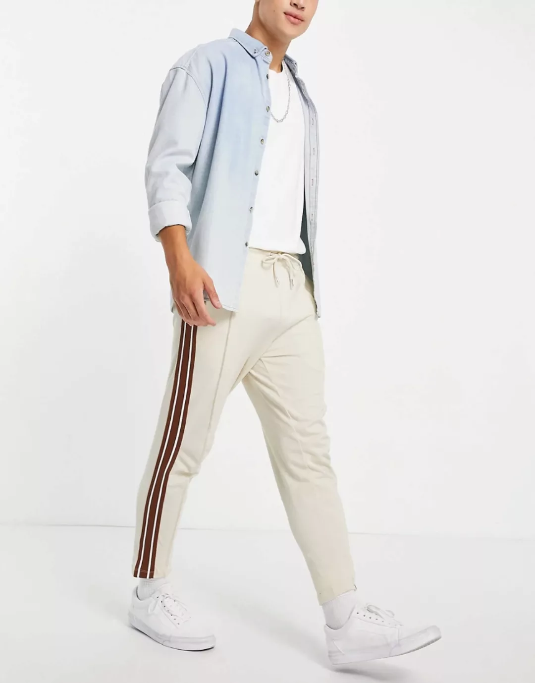 ASOS DESIGN – Schmal zulaufende Jogginghose in Beige mit festem Saum, Biese günstig online kaufen