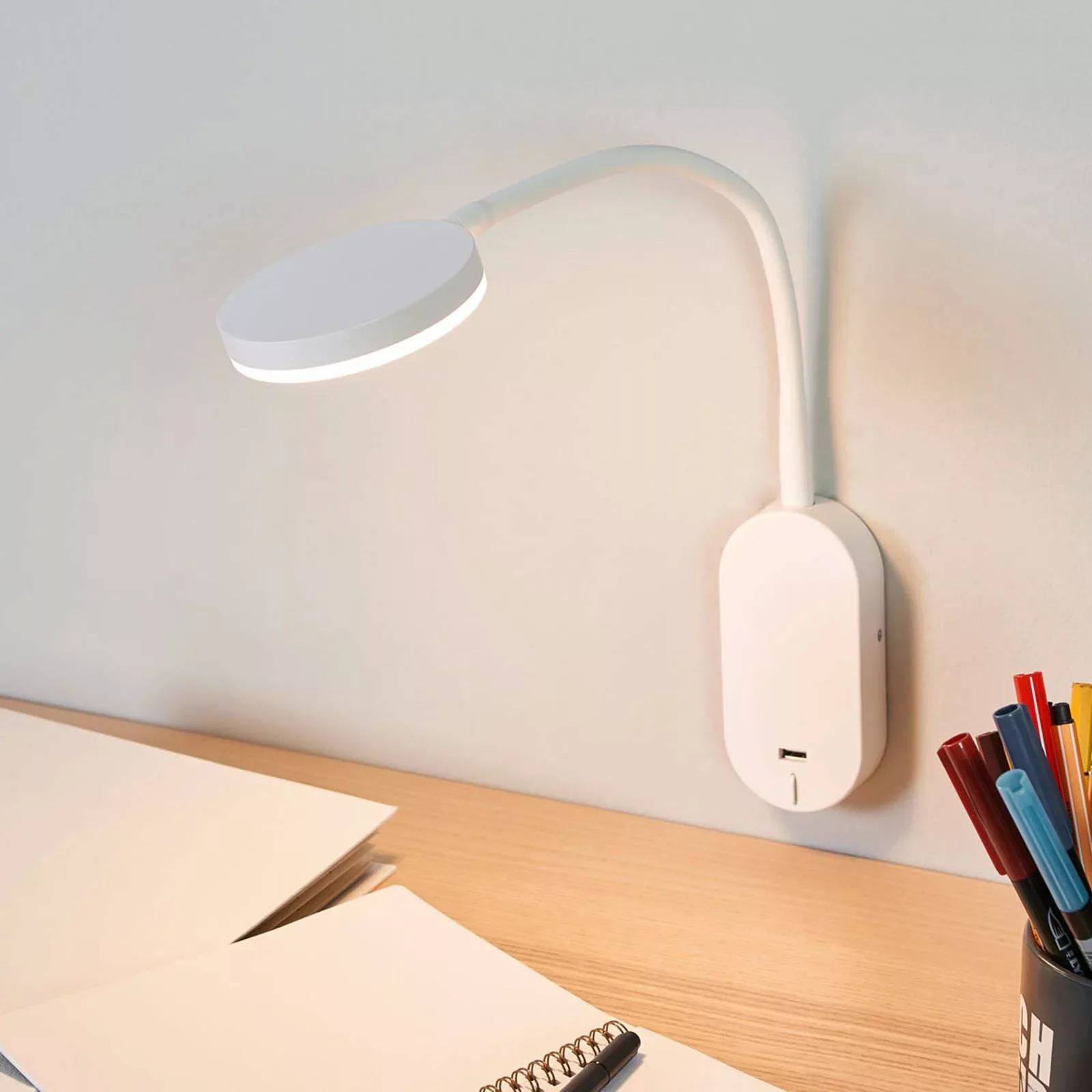 Lindby LED-Wandleuchte Milow, weiß, 39,5 cm, USB-Anschluss günstig online kaufen