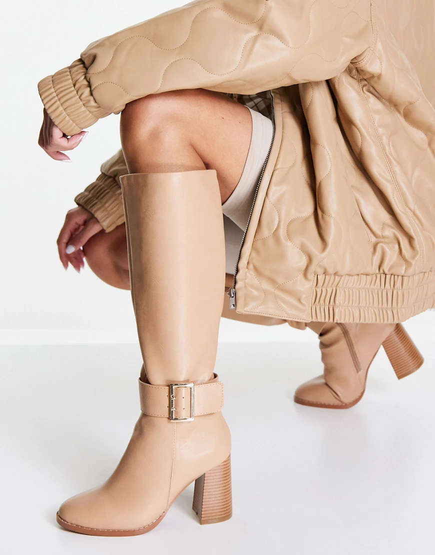 ASOS DESIGN – Charlotte – Kniehohe Stiefel in Kamel mit Absatz und Schnalle günstig online kaufen