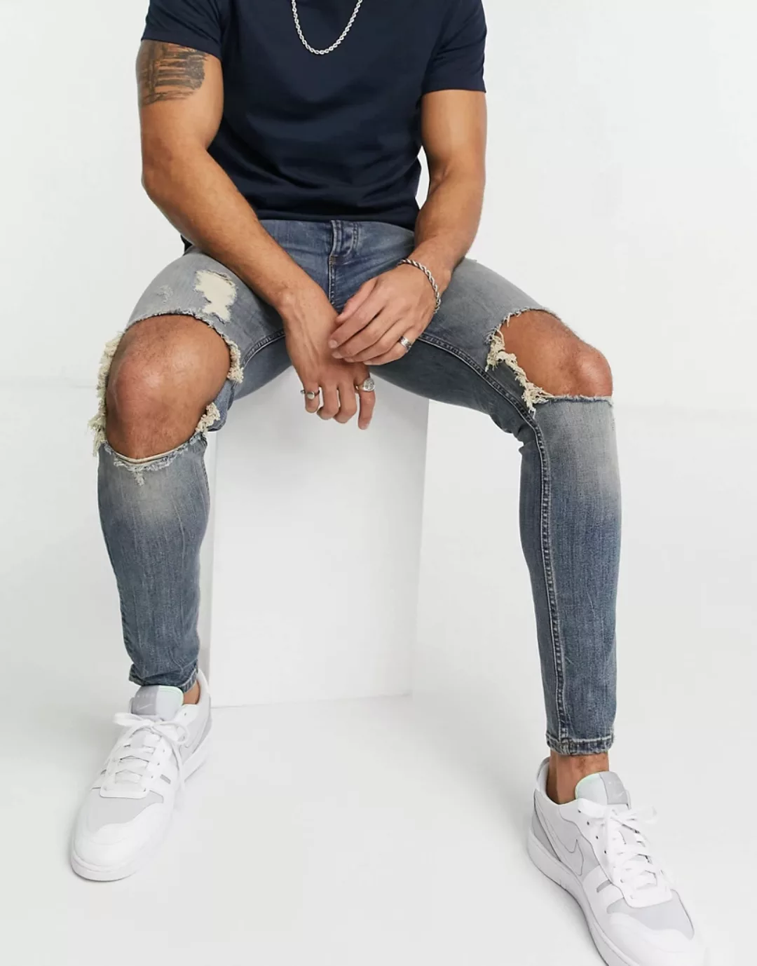 Topman – Hautenge Jeans aus Bio-Baumwollmix mit großen Zierrissen in mittle günstig online kaufen