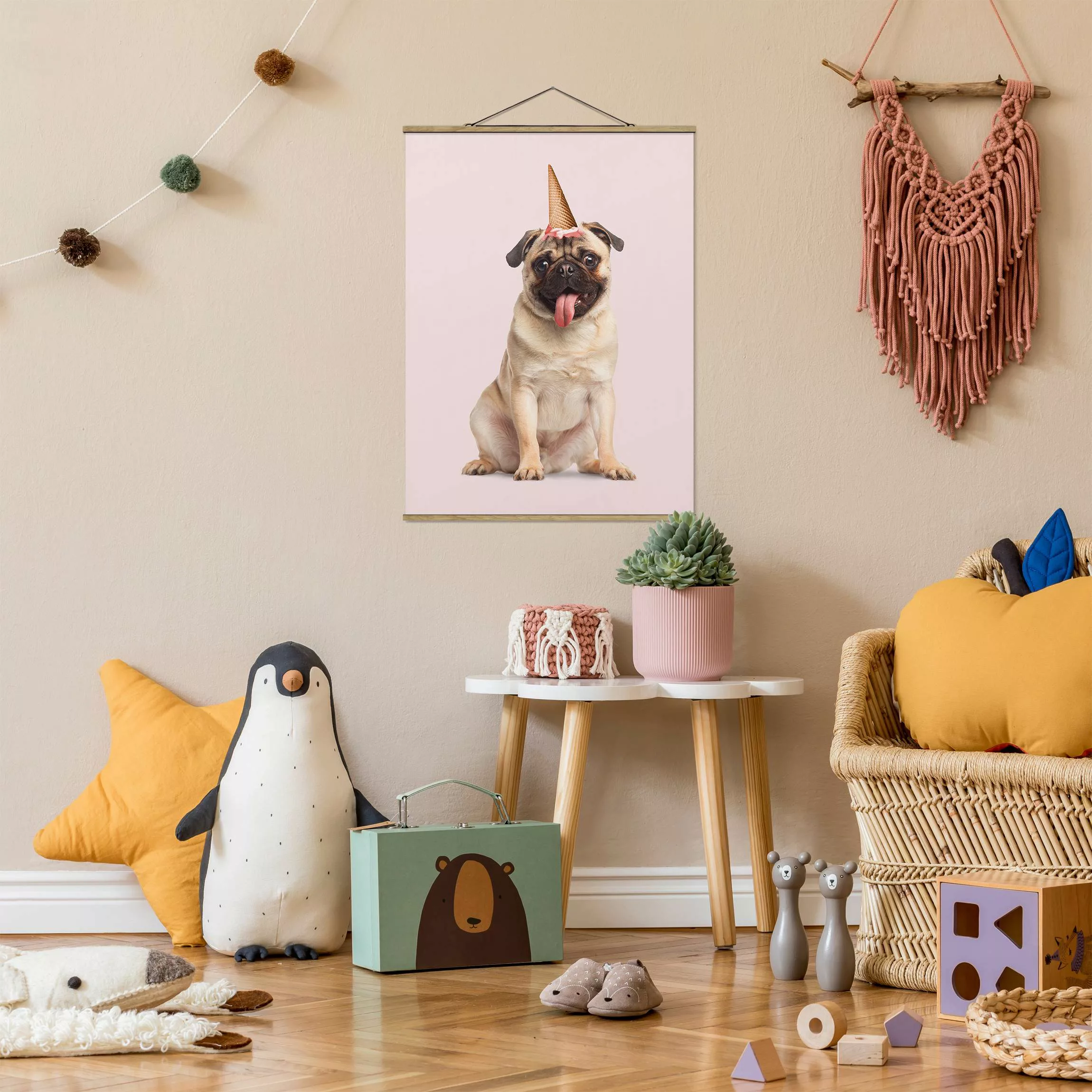 Stoffbild Tiere mit Posterleisten - Hochformat Mops mit Eiswaffel günstig online kaufen