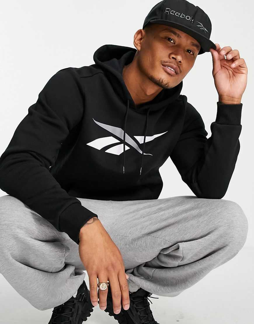 Reebok – Core – Kapuzenpullover in Schwarz mit großem Logo günstig online kaufen