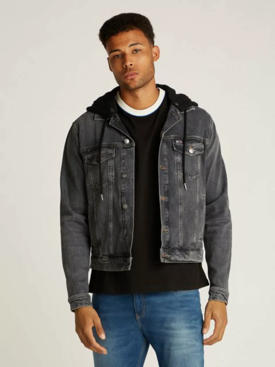 Tommy Jeans Jeansjacke HOODED RYAN RGL TRCKR JKT AI6184 mit Badge günstig online kaufen