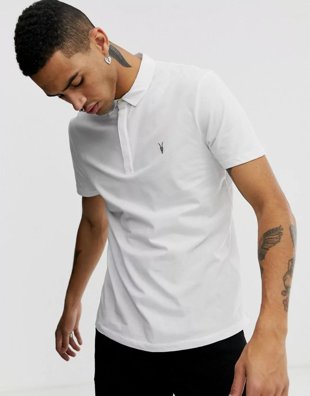 AllSaints – Brace – Weißes Polohemd mit Widderkopflogo günstig online kaufen