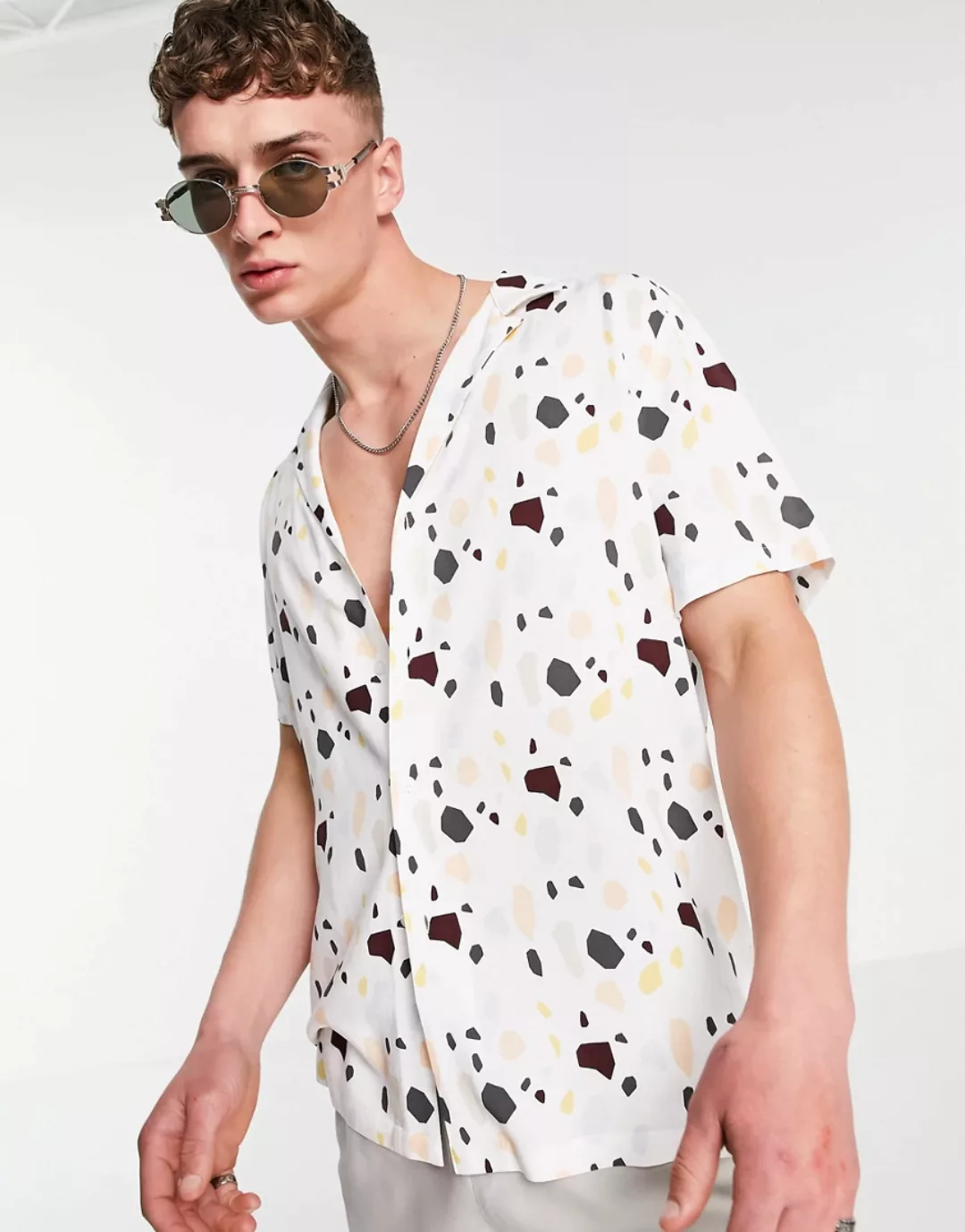 ASOS DESIGN – Lässiges Hemd mit tiefem Reverskragen und Terrazo-Steinprint- günstig online kaufen