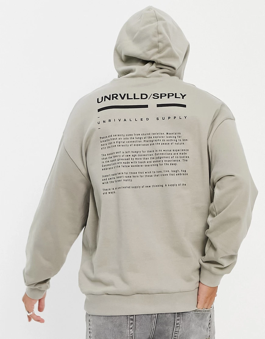 ASOS – Unrvlld Spply – Oversize-Kapuzenpullover mit Logoprint-Braun günstig online kaufen