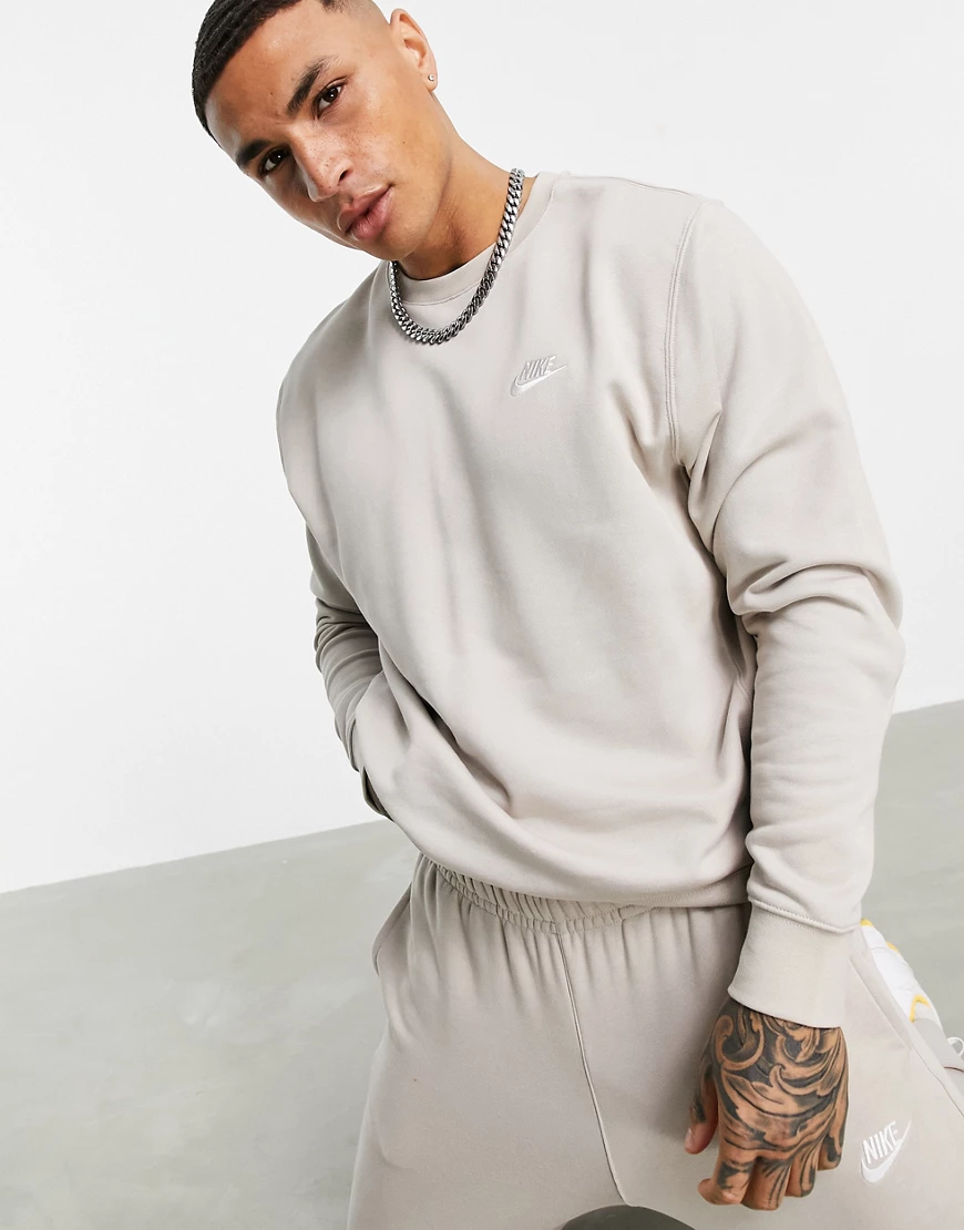 Nike – Club – Sweatshirt in Stein-Neutral günstig online kaufen