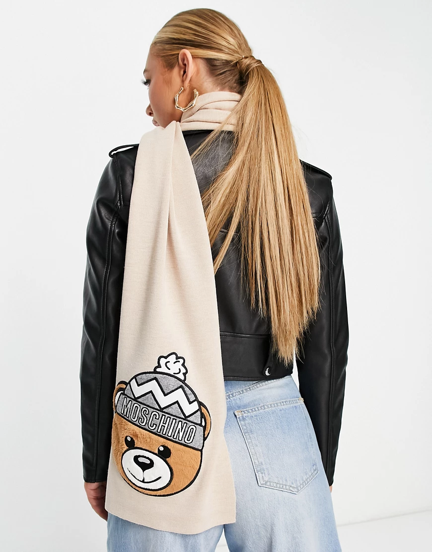 Moschino – Schal aus Teddyfell in Sand mit Logo-Neutral günstig online kaufen