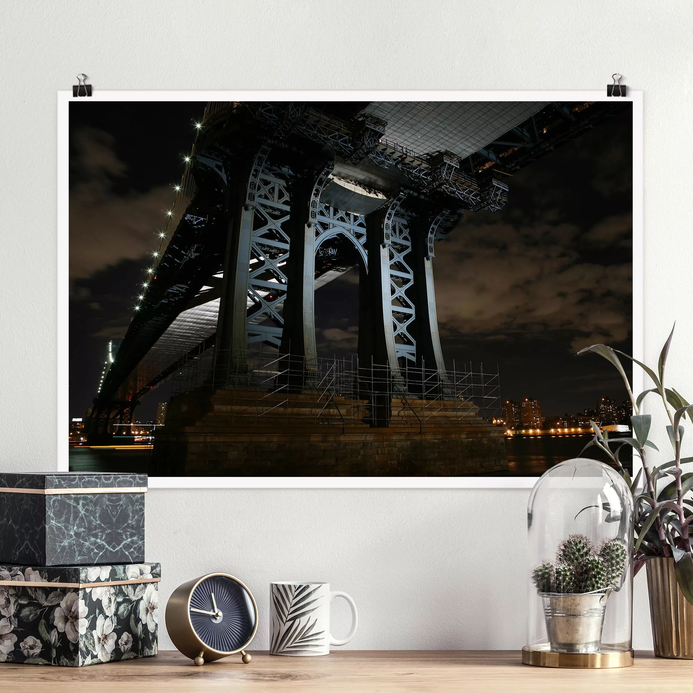 Poster Architektur & Skyline - Querformat Manhattan Bridge bei Nacht günstig online kaufen