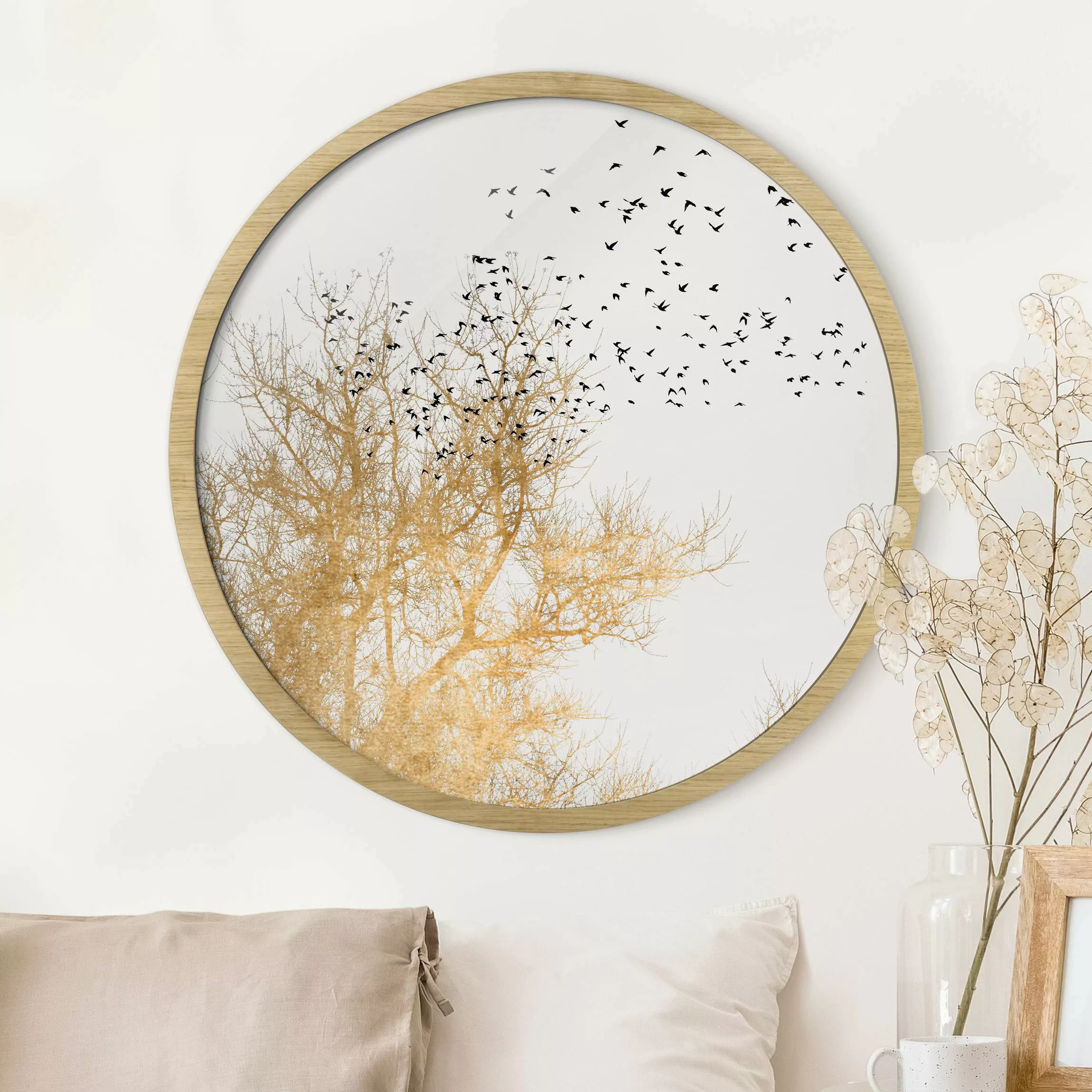 Rundes Gerahmtes Bild Vogelschwarm vor goldenem Baum günstig online kaufen
