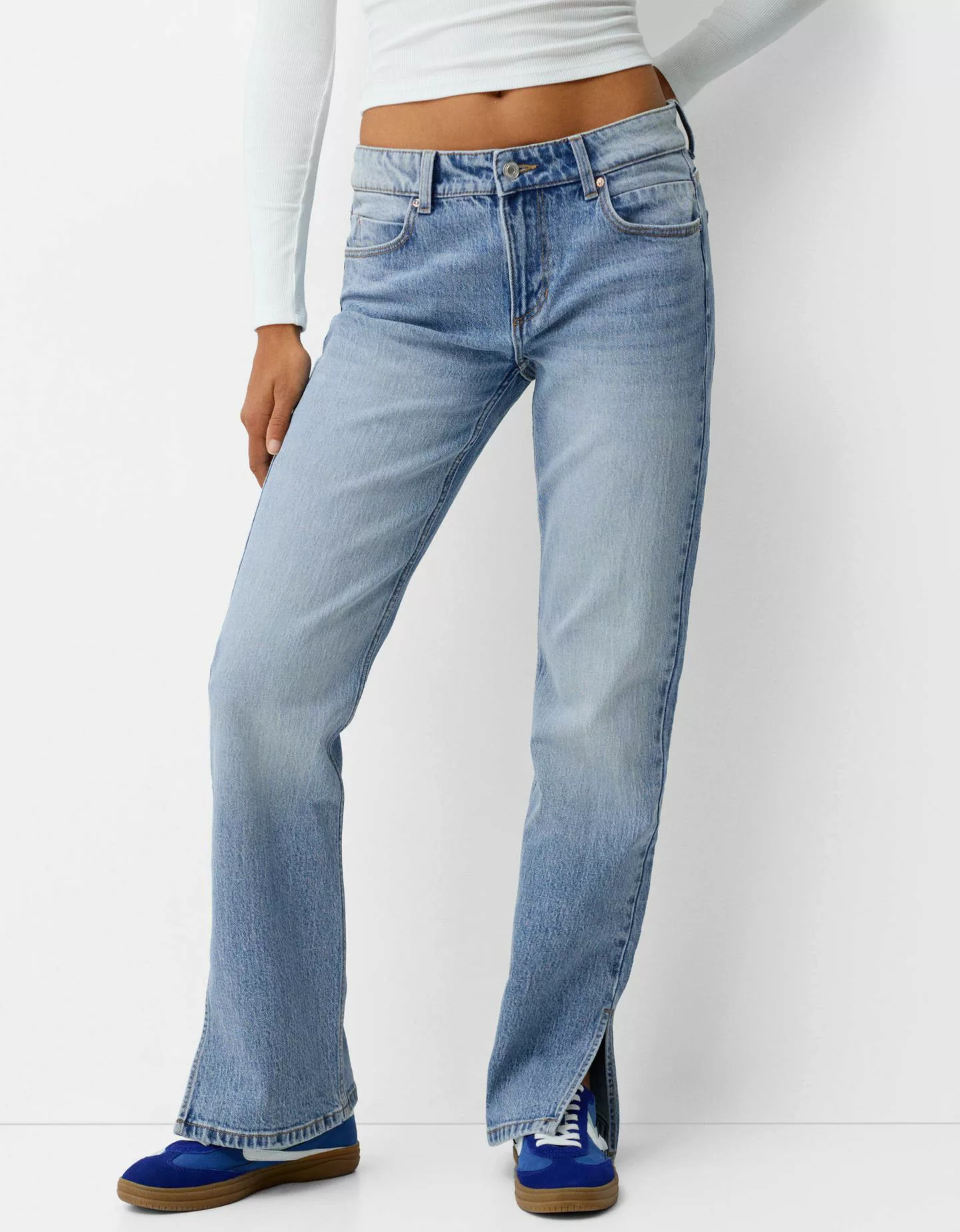 Bershka Jeans-Schlaghose Mit Seitlichem Schlitz Damen 42 Ausgewaschenes Bla günstig online kaufen