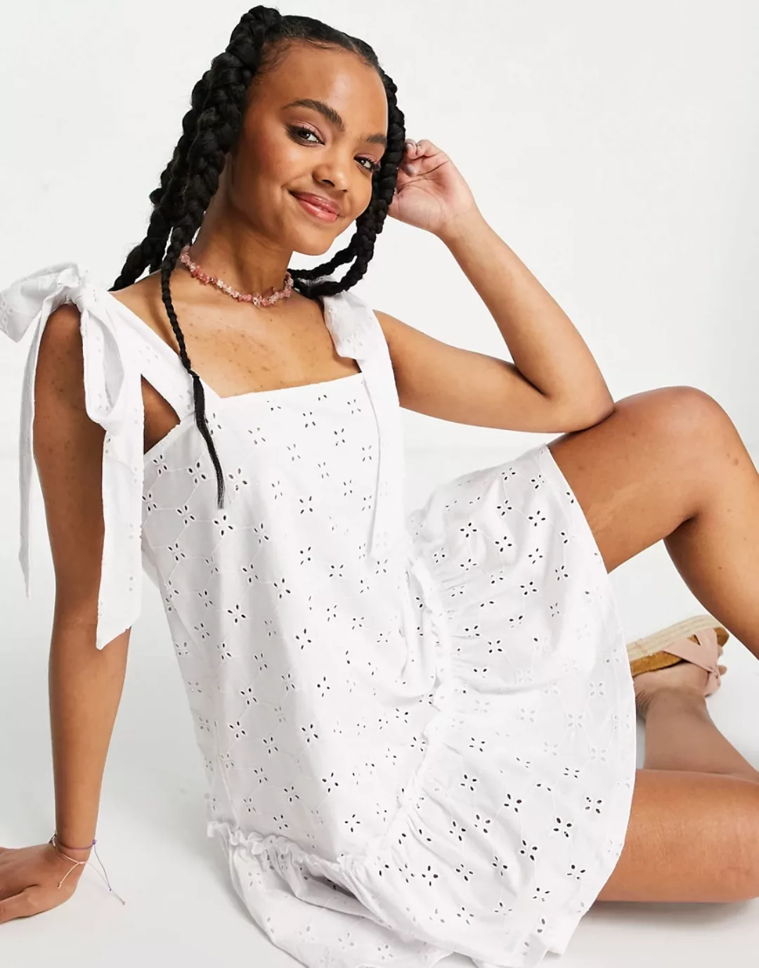 ASOS DESIGN – Minikleid in Weiß mit gebundenen Trägern, Lochmuster und Schö günstig online kaufen