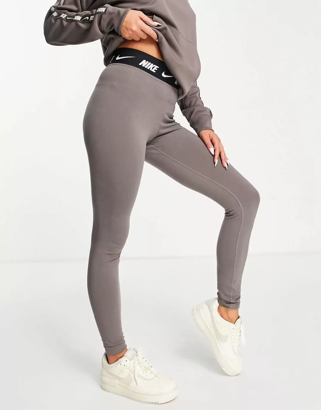 Nike – Leggings in Grau mit hoher Taille und durchgehendem Print mit Logobu günstig online kaufen