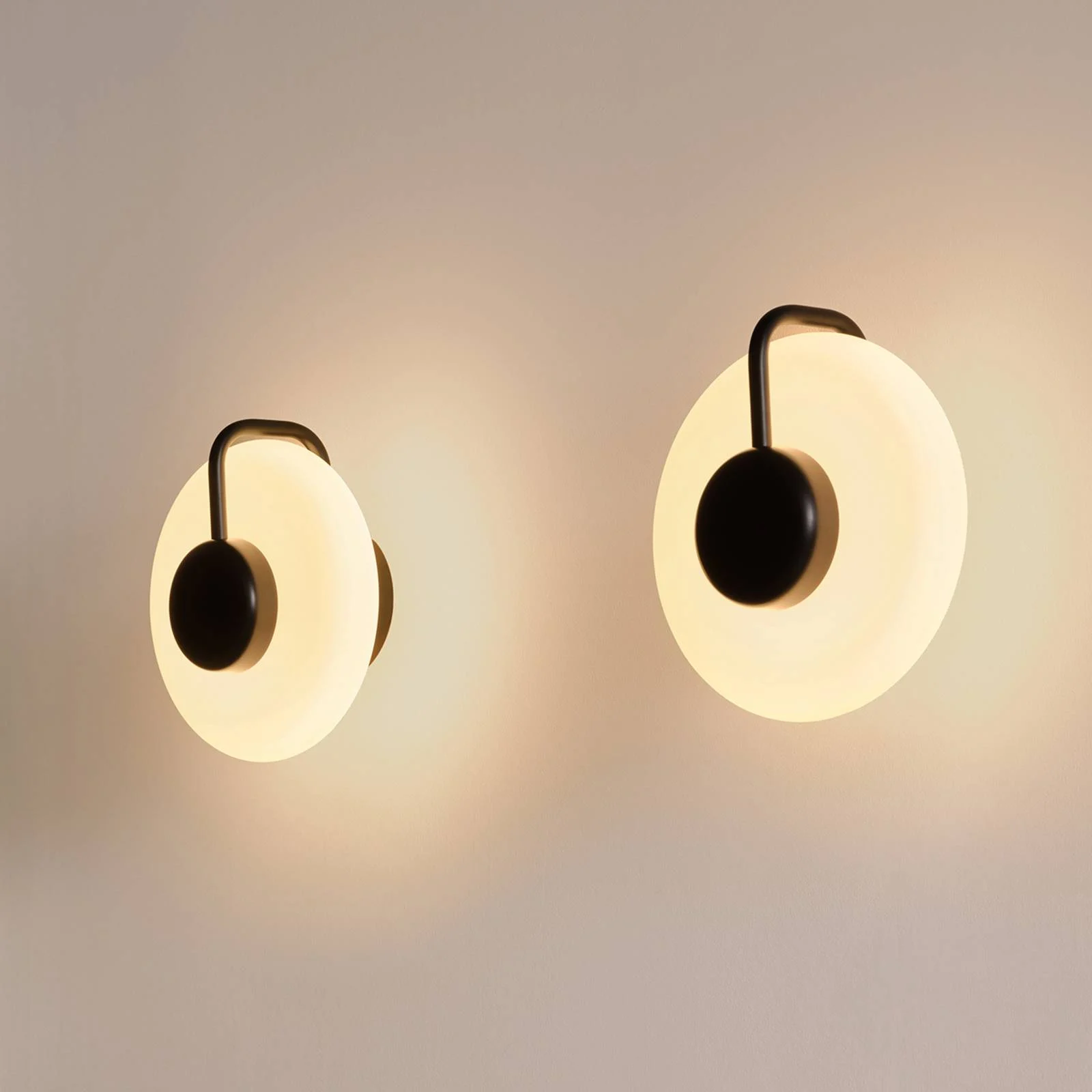 kdln LED-Wandleuchte TRATTO, schwarz, Ø 27 cm, Metall/Glas günstig online kaufen