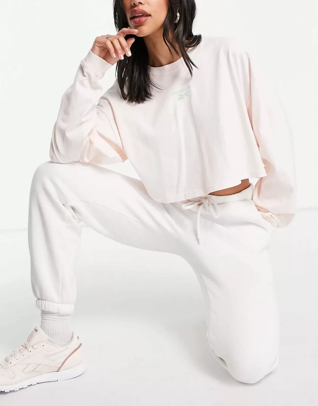 Reebok – Oversize-Sweatshirt mit kurzem Schnitt in Creme-Weiß günstig online kaufen