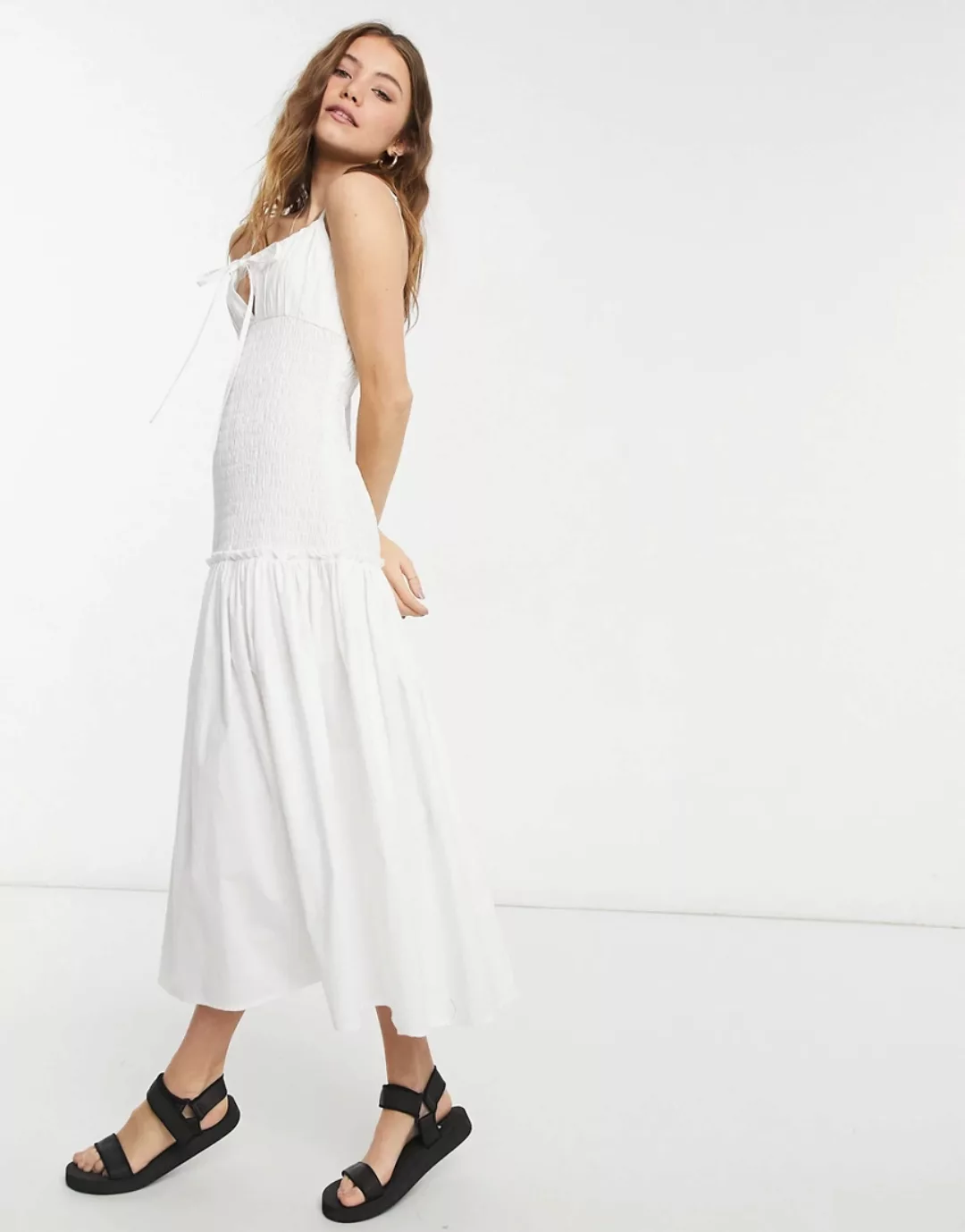 ASOS DESIGN – Gesmoktes Midi-Sommerkleid in Weiß günstig online kaufen