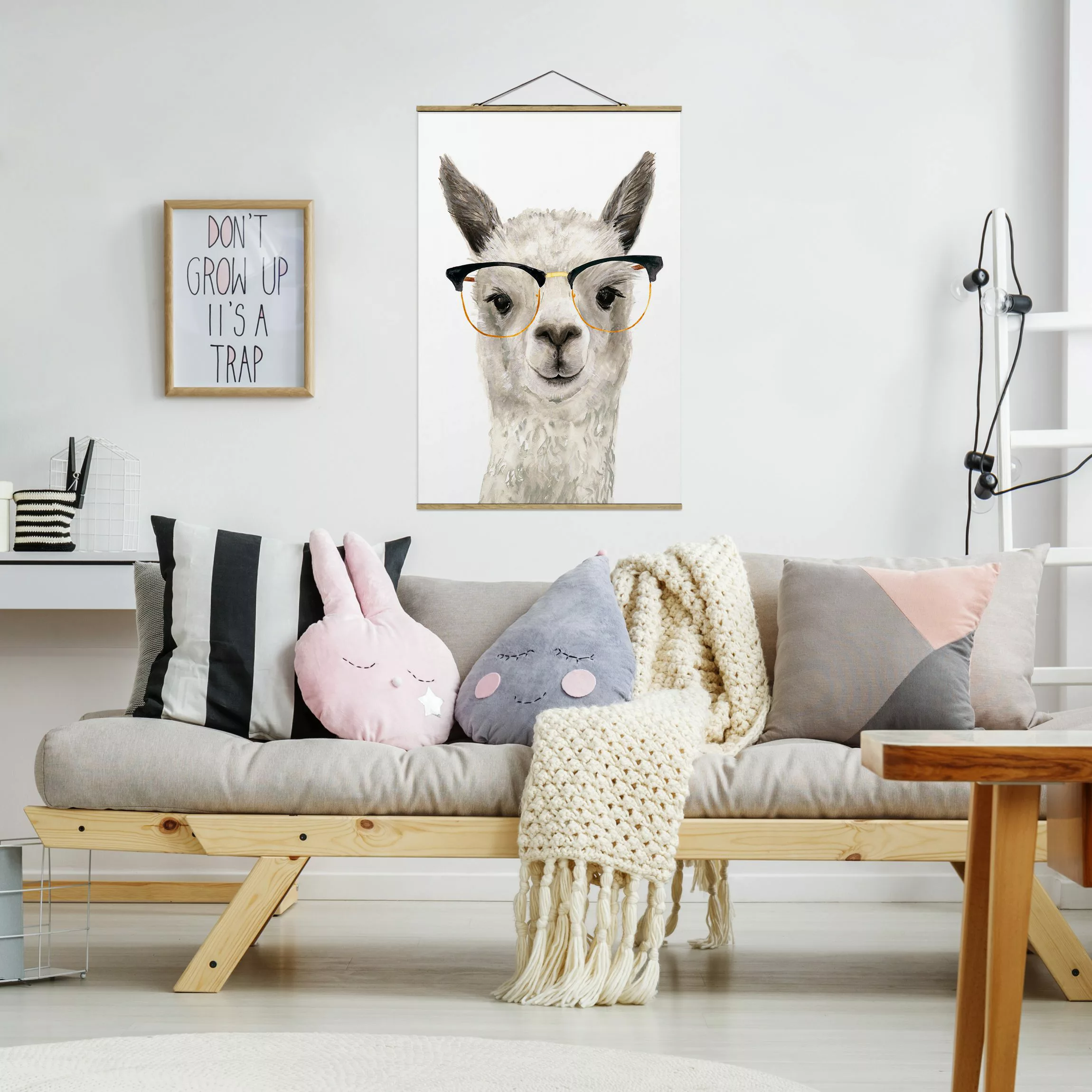 Stoffbild Tiere mit Posterleisten - Hochformat Hippes Lama mit Brille I günstig online kaufen