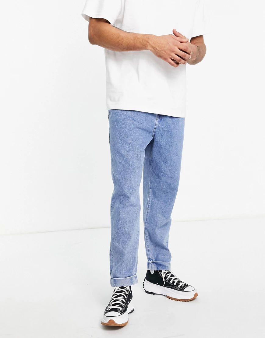 ASOS DESIGN – Hellblaue Jeans mit geradem Bein und zwei Falten günstig online kaufen