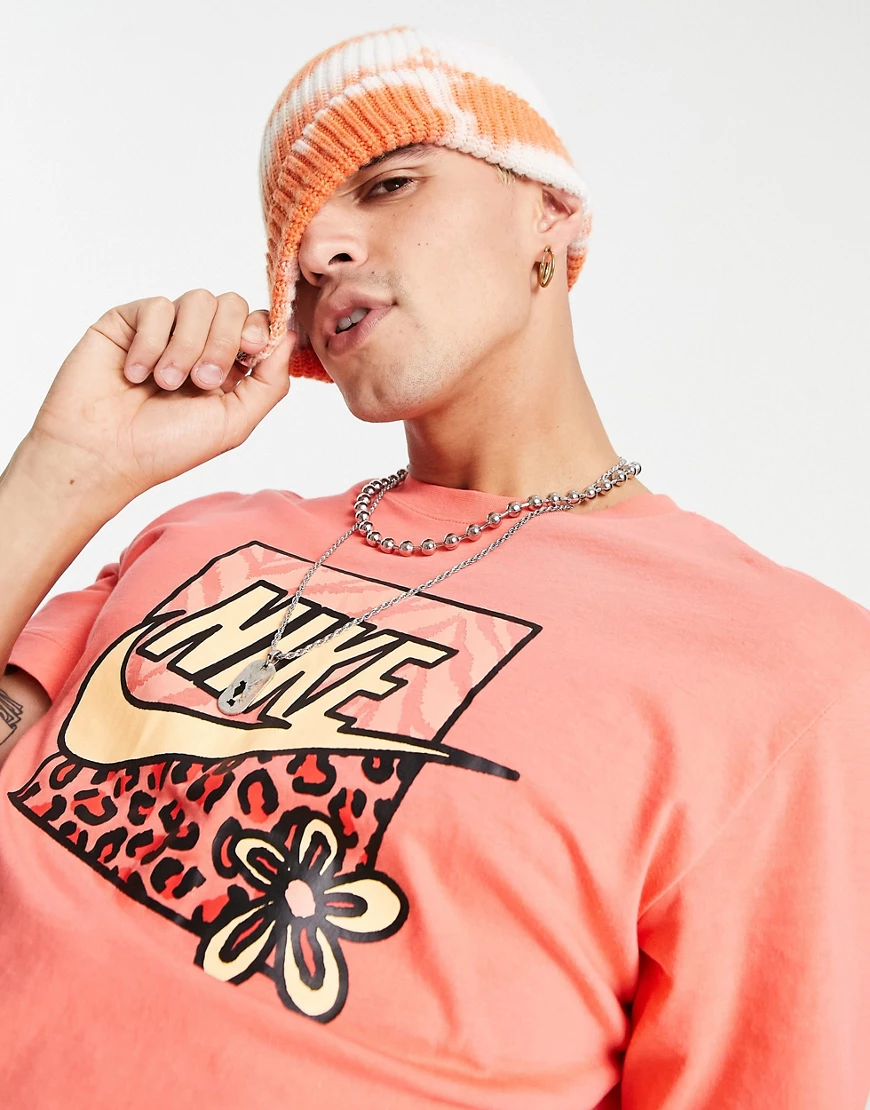 Nike – T-Shirt in Korallenrot mit Logobox mit Leopardenmuster-Detail-Orange günstig online kaufen