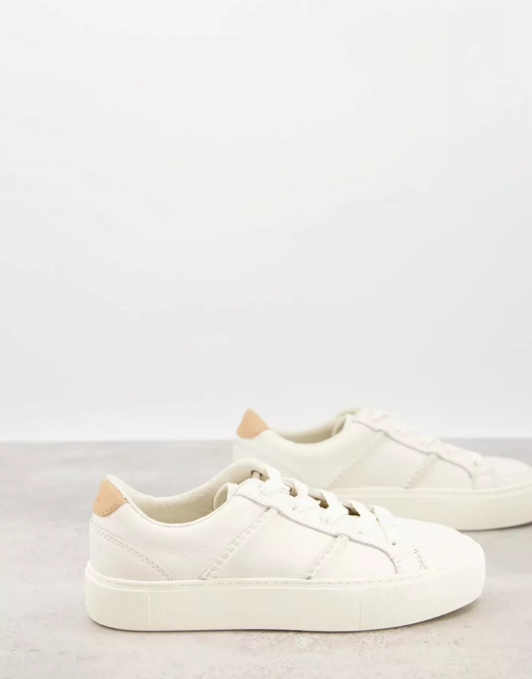 UGG – Dinale – Ledersneaker in gebrochenem Weiß günstig online kaufen