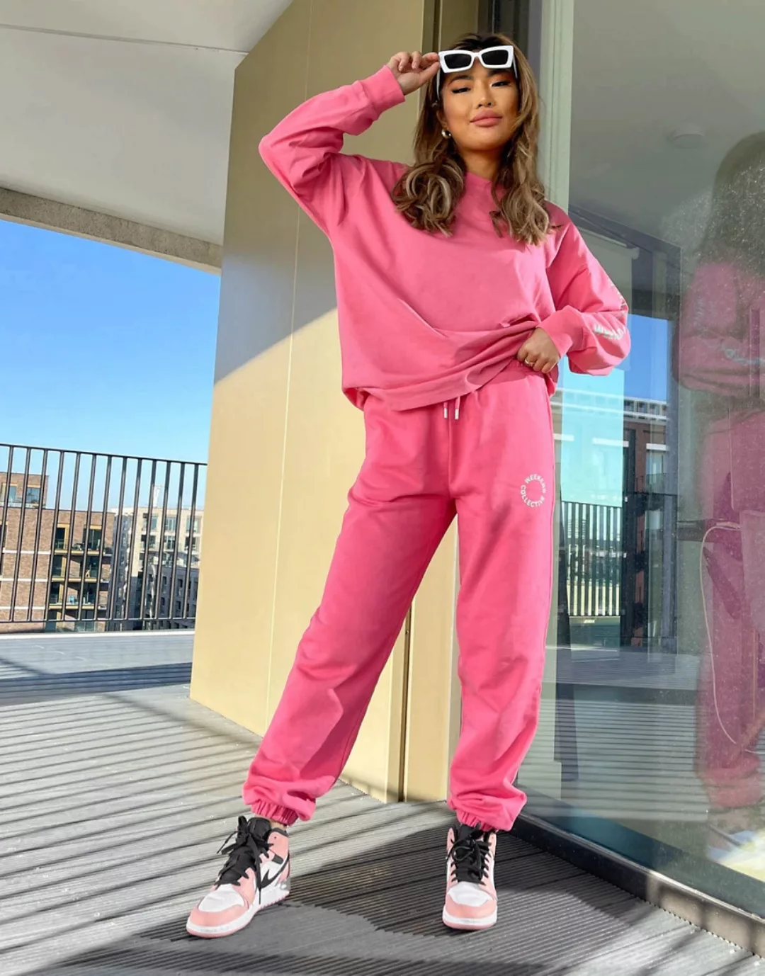 ASOS – Weekend Collective – Oversize-Jogginghose in Himbeerrosa mit Logo-Gr günstig online kaufen