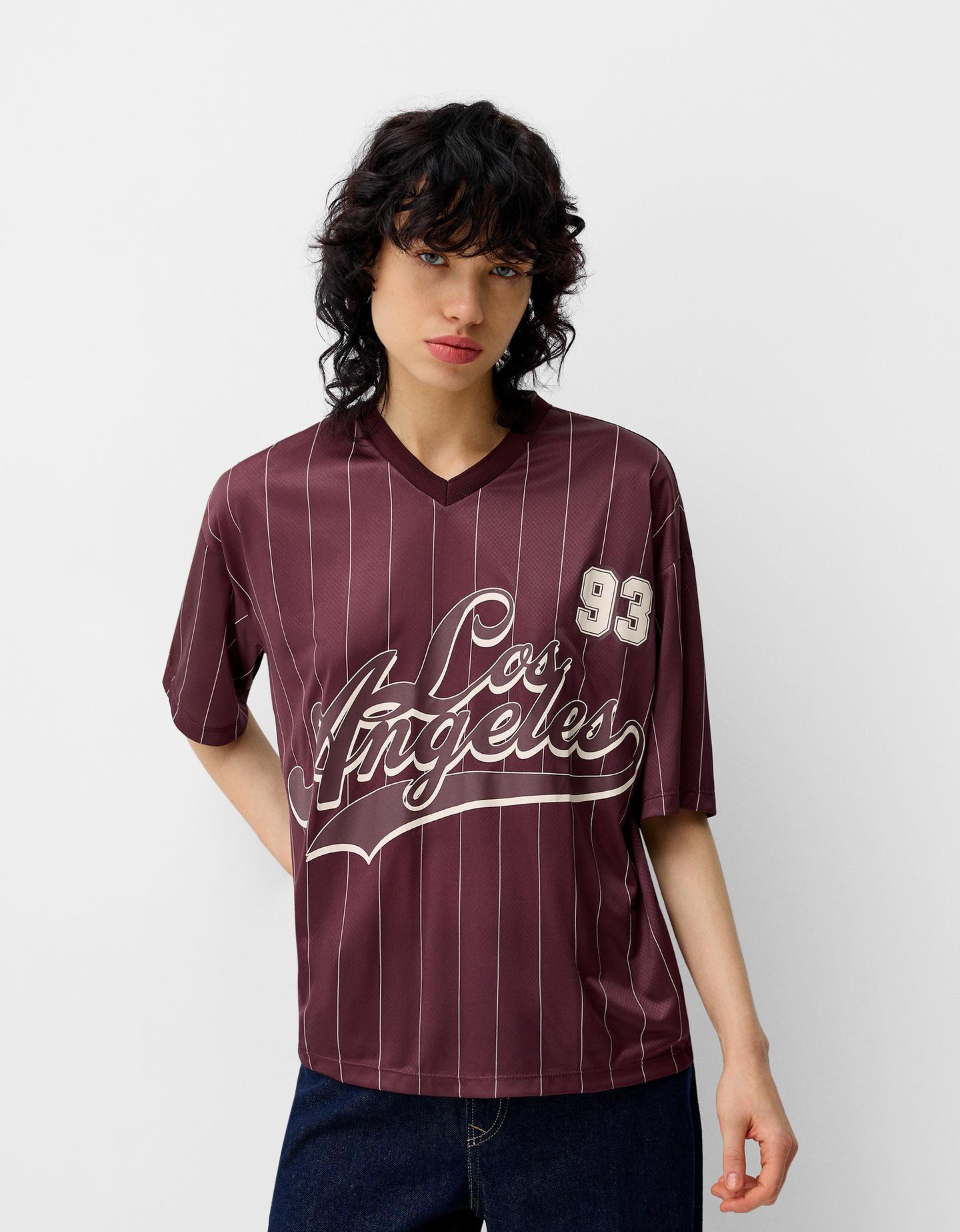 Bershka Sportliches T-Shirt Mit Kurzen Ärmeln Und Print Damen L Violett günstig online kaufen