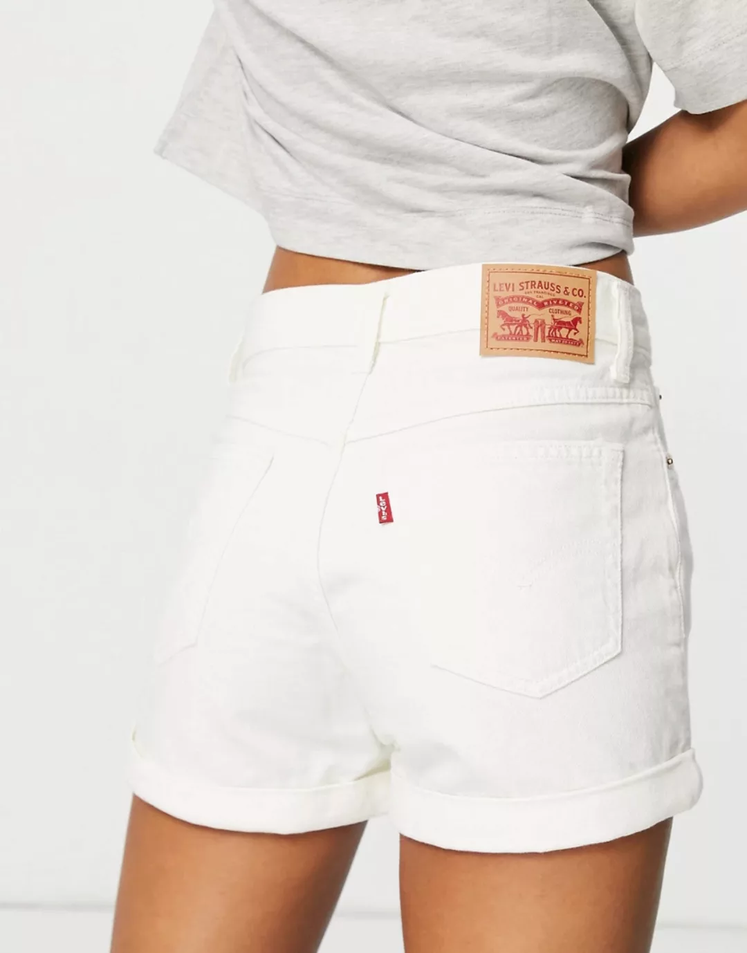Levi's – Mom-Shorts in A-Linie in Creme-Schwarz günstig online kaufen