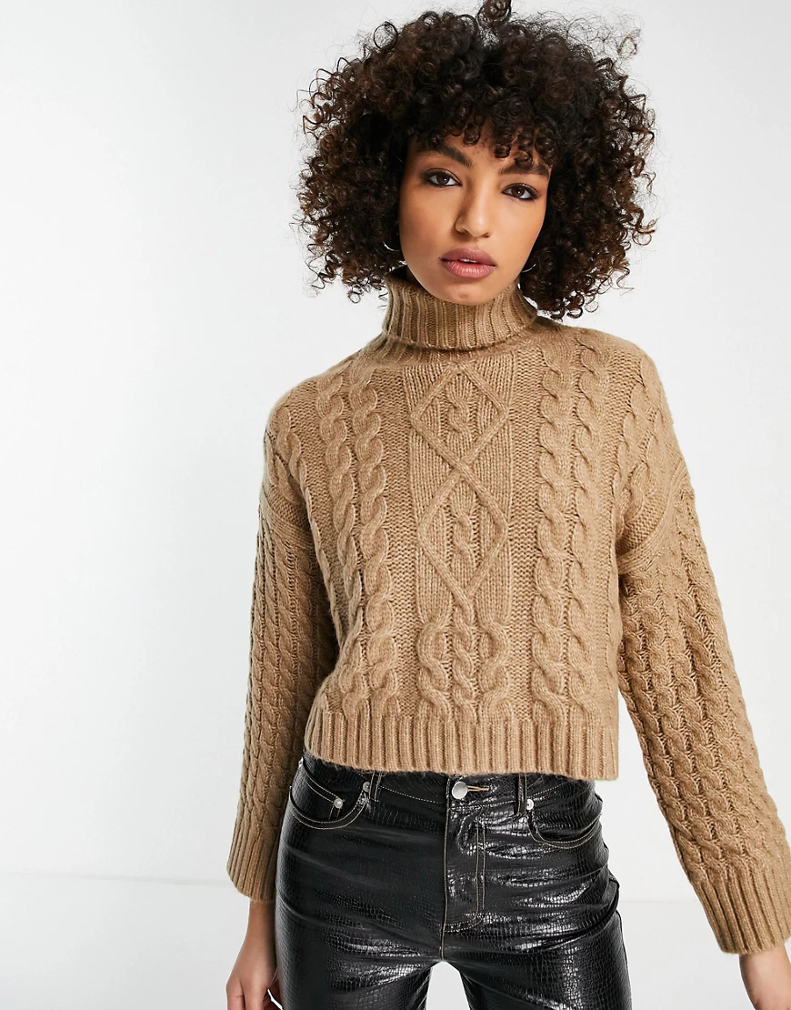 Bershka – Strickpullover in Braun mit Zopfmuster und Rollkragen günstig online kaufen