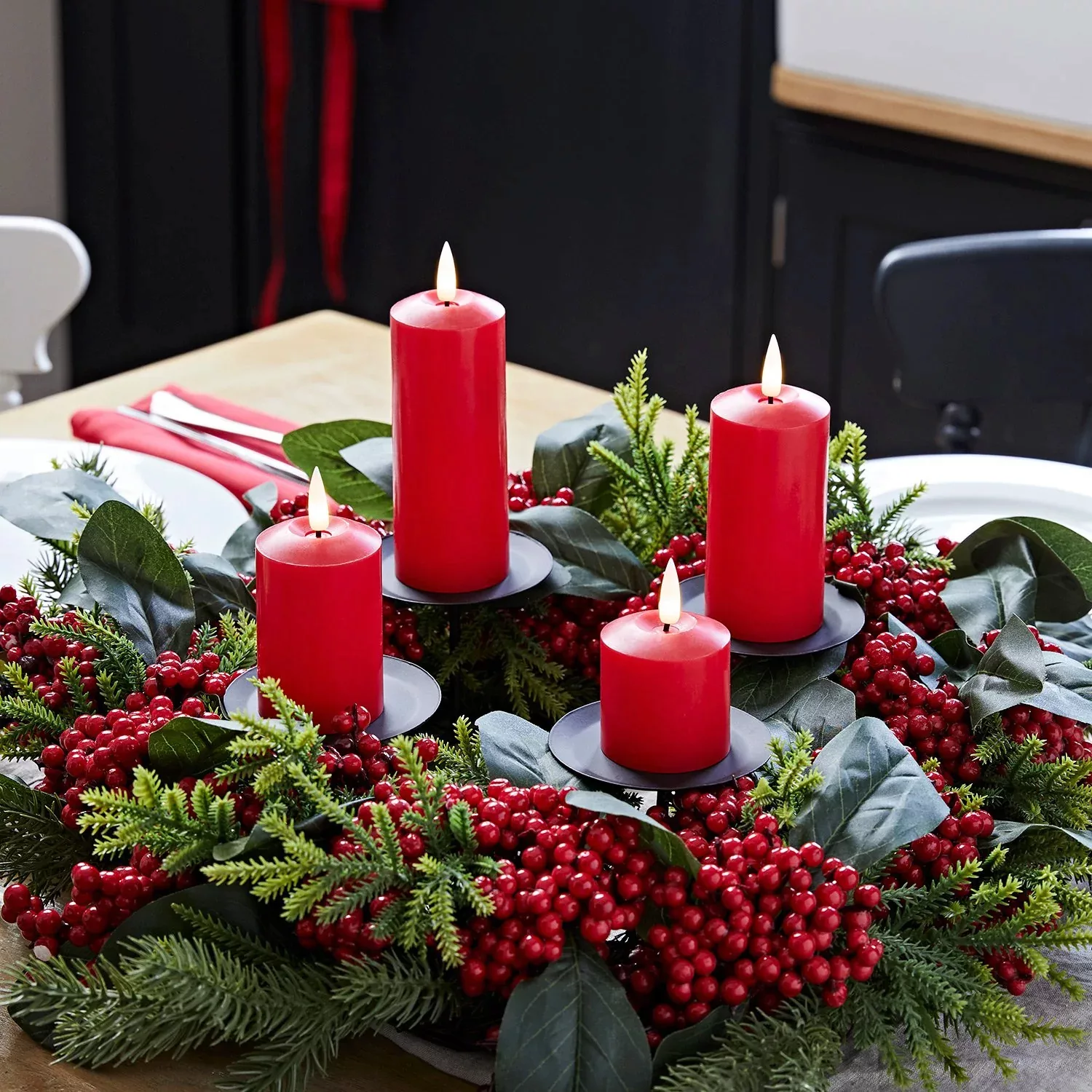 50cm Adventskranz mit roten Beeren inkl. Kerzenhalter und 4er Set rote TruG günstig online kaufen