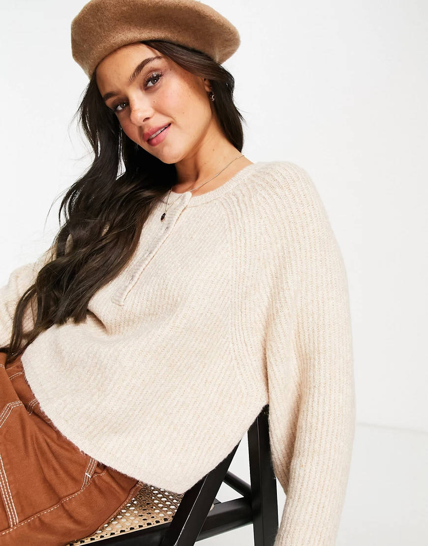 Pull&Bear – Kurz geschnittener Pullover in Sand mit Knopfdetail-Braun günstig online kaufen