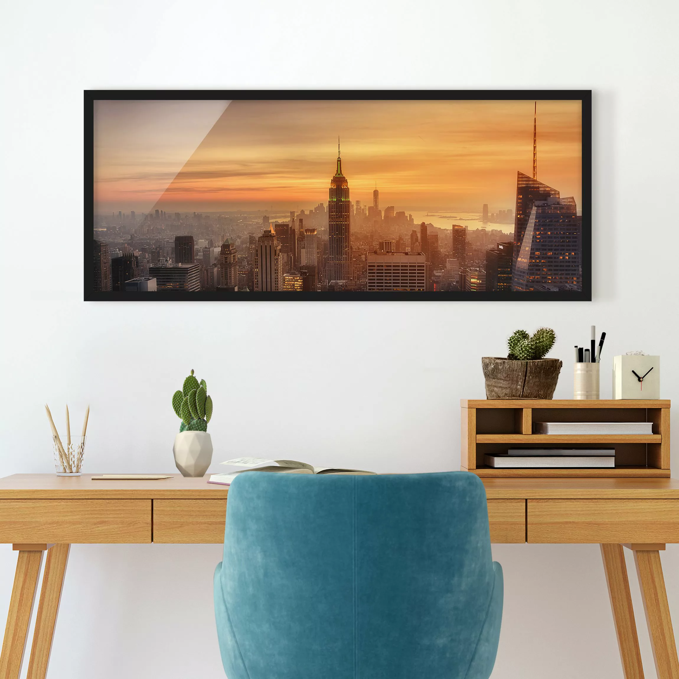 Bild mit Rahmen Architektur & Skyline - Panorama Manhattan Skyline Abendsti günstig online kaufen