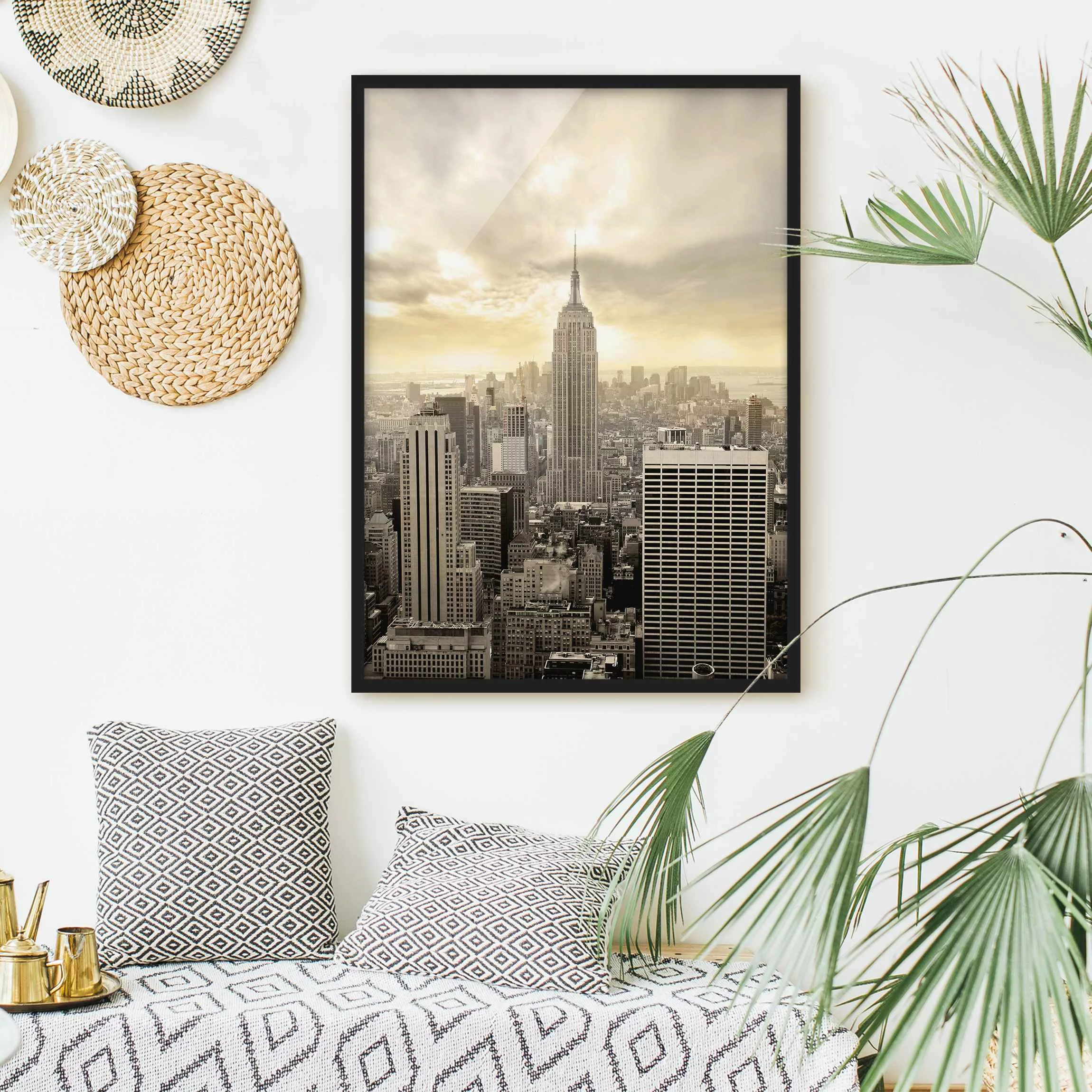 Bild mit Rahmen Architektur & Skyline - Hochformat Manhattan Dawn günstig online kaufen