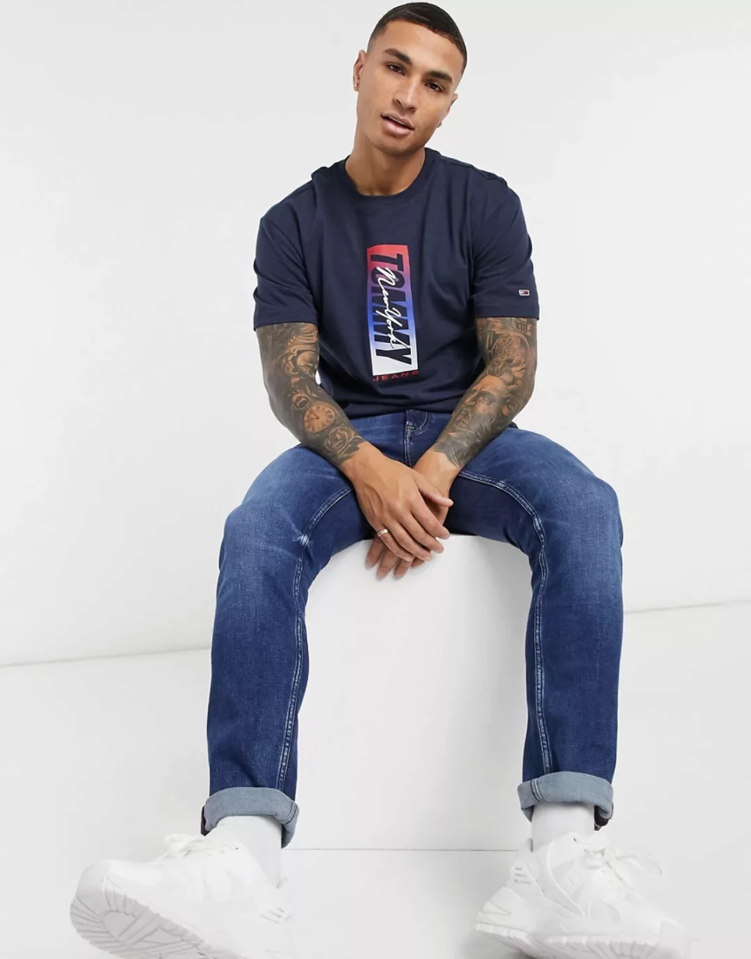 Tommy Jeans – Kastenförmiges T-Shirt mit vertikalem Logo vorn in Twilight-M günstig online kaufen