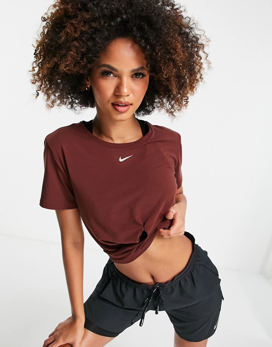 Nike Training – Essential One Luxe – Kurzes T-Shirt in Bronze mit verdrehte günstig online kaufen