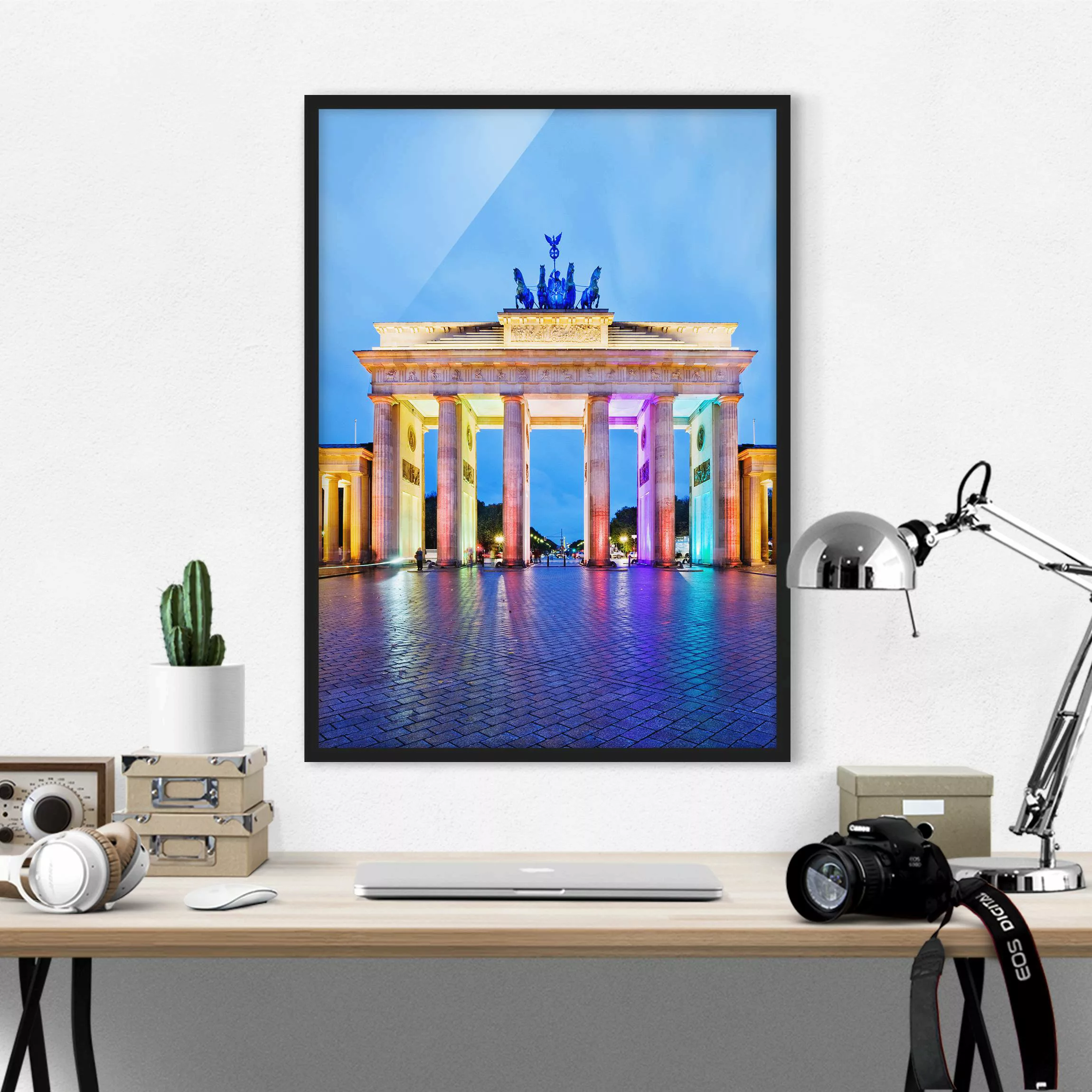 Bild mit Rahmen Architektur & Skyline - Hochformat Erleuchtetes Brandenburg günstig online kaufen